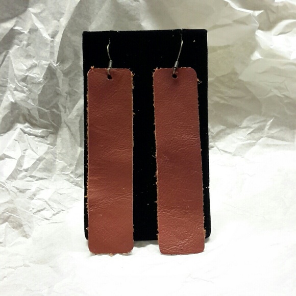 'Rust'colored rectangular leather earrings - Picture 2 of 4